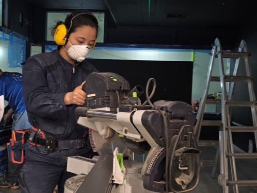 작업 중인 류호정 목수.