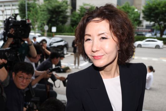 이진숙 사회부총리 겸 교육부 장관 후보자가 지난달 30일 서울 여의도의 인사청문회 준비단 사무실로 들어가고 있다. 이 후보자는 과거 "경제적 격차가 교육 격차로 이어지지 않도록 무상교육을 확대하고 지역별 교육 인프라를 균등 지원해야 한다"고 주장해 왔다. /뉴스1