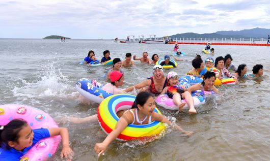 북한 노동당 기관지 노동신문은 3일 원산 갈마해안관광지구에 관관봉사가 시작한 이후로 전국 각지에서 끊임없이 찾아오는 근로자들로 끝없이 흥성이고 있다고 보도했다./뉴스1