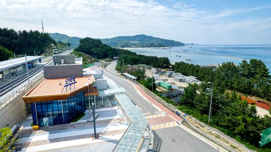 Geundeok Station is the newest addition to the Donghae Jungbu Line. With its close proximity to the beach, it only takes 10 minutes by foot to get to the shoreline./Kim Yong-jae