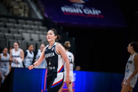 여자농구 아시안컵 최이샘이 14일 중국 선전 스포츠센터에서 열린 2025 국제농구연맹(FIBA) 여자 아시아컵 A조 1차전에서 뉴질랜드를 상대하고 있다. /FIBA