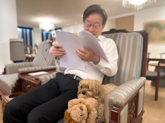 이재명 대통령이 서울 한남동 관저에서 반려견 '바비'와 함께 하는 모습./인스타그램