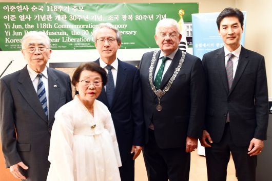 이기항(왼쪽부터) 이준 아카데미 원장, 송창주 이준 열사 기념관 관장, 홍석인 주네덜란드 한국 대사, 얀 판 자넨 헤이그 시장, 백기봉 국제형사재판소 재판관. /이준 열사 기념관 제공