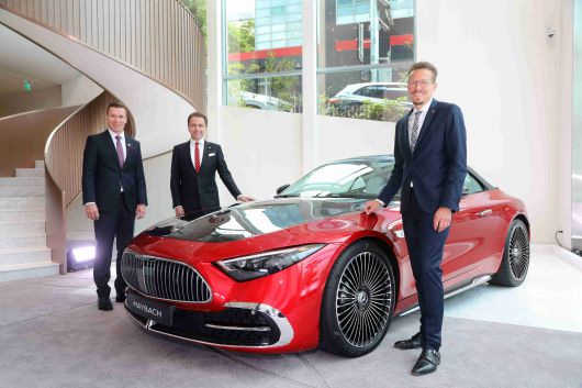 메르세데스-벤츠 관계자들이 마이바흐 브랜드센터 서울에 전시된 디 올-뉴 메르세데스- 마이바흐 SL를 소개하고 있다. 오른쪽부터 마티아스 가이젠 메르세데스-벤츠 그룹 AG 이사회 멤버 겸 마케팅 & 세일즈 총괄, 다니엘 레스코우 메르세데스-벤츠 AG 메르세데스-마이바흐 총괄, 마티아스 바이틀 메르세데스-벤츠 코리아 대표이사 사장. / 메르세데스-벤츠 코리아