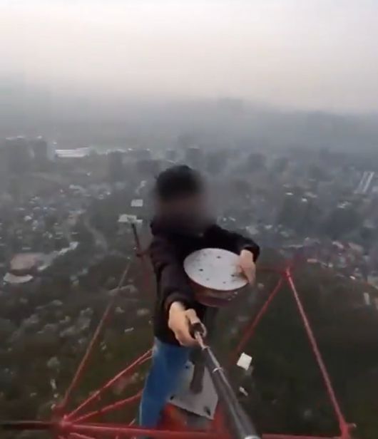 남산타워 꼭대기 무단 등반한 남성./X(엑스) 캡처