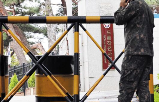 드론작전사령부 등 24곳 압수수색 ‘평양 무인기 침투’ 의혹을 수사 중인 내란 특검이 14일 국방부와 드론작전사령부, 국가안보실, 합동참모본부, 국군방첩사령부 등 24곳을 압수 수색했다. 사진은 경기 포천에 있는 드론작전사령부./연합뉴스