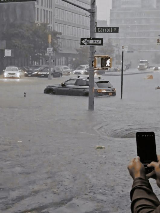14일 갑작스러운 폭우로 미국 뉴욕의 도로가 침수된 모습. /X(옛 트위터)