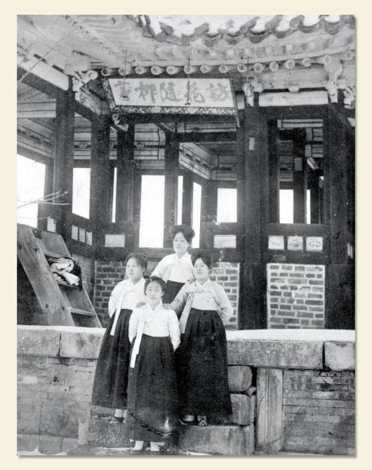 1920년대 촬영한 수원 화성 방화수류정 사진. 정조 때 완공 당시 조윤형이 쓴 현판이 걸려 있다. 독립기념관 소장. /수원화성박물관