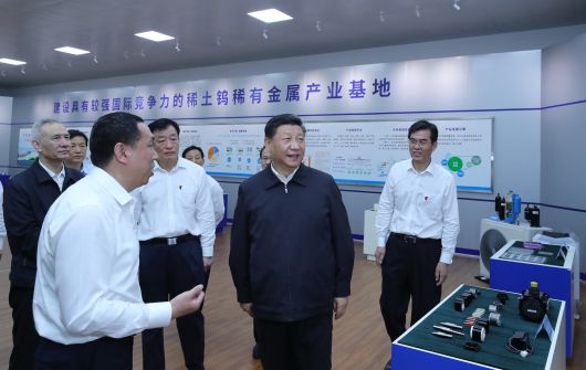 미국의 반도체·AI·배터리 견제에 맞서 중국 정부가 희토류를 비롯한 전략 광물 자원에 대한 통제를 강화하면서 글로벌 첨단 산업 공급망이 흔들리고 있다. 사진은 시진핑(앞줄 왼쪽) 중국 국가주석이 2019년 5월 장시성의 한 희토류 생산 업체를 시찰하는 모습./신화 연합뉴스