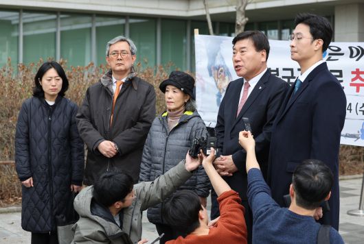 사단법인 물망초 관계자들이 2024년 2월 14일 오후 서울 송파구 서울동부지법에서 남북경제문화협력재단을 상대로 한 탈북 국군포로 추심금 청구 소송 항소심 선고를 마친 후 패소 입장을 밝히고 있다.이들은 서울중앙지법에서 북한과 김정은 위원장을 상대로 받은 승소 판결을 토대로 남북경제문화협력재단에서 추심금을 받으려고 했지만 1심과 마찬가지로 2심에서 패소했다. /뉴스1