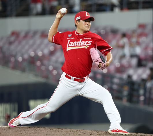 지난 2일 광주기아챔피언스필드에서 열린 프로야구 SSG와 KIA의 경기. SSG 노경은이 7회에 투구하고 있다. /연합뉴스