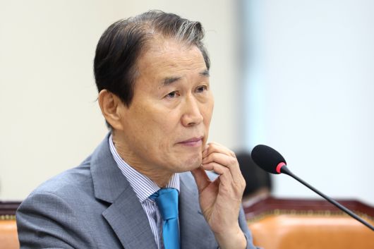 권오을 국가보훈부 장관 후보자가 15일 오후 서울 국회의사당에서 열린 인사 청문회에서 의원 질의를 경청하고 있다. /장련성 기자