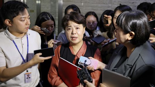 국민의힘 윤희숙 혁신위원장이 17일 오전 국회에서 열린 비상대책위원회의 참석을 마치고 나서며 취재진의 질문에 답하고 있다. /남강호 기자