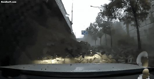 온라인 커뮤니티에 올라온 오산 옹벽 붕괴 사고 블랙박스 영상./ 온라인 커뮤니티