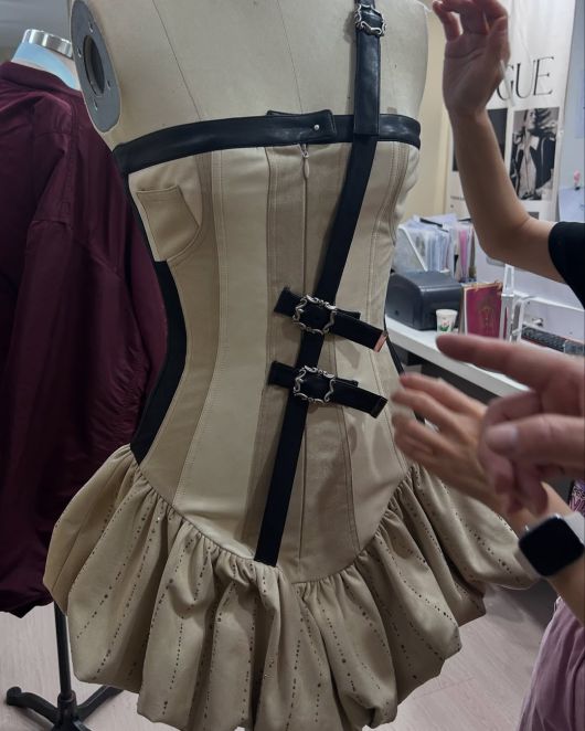 지수의 코르셋 드레스를 커스템메이드하고 있다. @didu_official