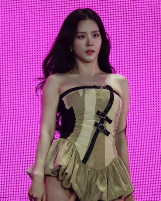 '데드라인' 월드 투어 오프닝은 중국계 디자이너 디두(Di Du)가 커스터마이즈드한 코르셋 룩과 함께 시작됐다. @didu_official