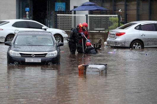 17일 오후 대구 북구 노곡동 마을이 집중호우에 침수돼 119구조대가 수색하고 있다. 이곳은 2010년 7월 폭우로 70여 가구가 물에 잠기고 차량 110여 대가 침수 피해를 봤다. 이어 한 달 뒤 또다시 집중호우로 저지대에 물이 차면서 건물 60여 채와 차량 30여 대가 물에 잠겼다. 노곡동 주민들은 "침수를 막기 위해 만든 배수펌프장이 오히려 수해를 불렀다＂며 반복되는 인재에 분통을 터뜨렸다. /뉴스1