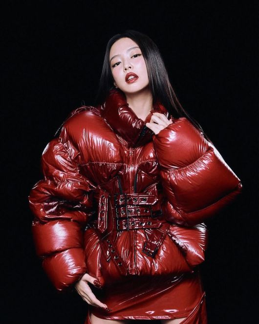 제니가 입은 딩윤 장의 슬립 디스크 보머(Slip Disk Pupper). @dingyun_zhang