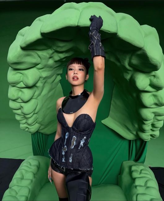 사무엘 루이스(Samuel Lewis)의 시그니처 코르셋을 입은 제니. @slewissaa