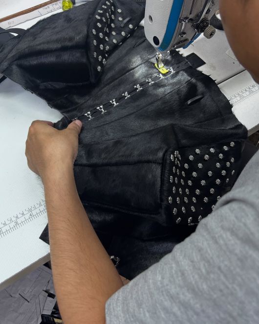 스터드 장식으로 록 시크를 더했다. @didu_official