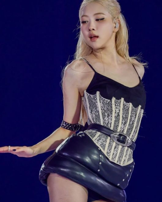 앤트워프 왕립예술학교를 졸업한 중국 출신 디자이너 브랜드 디두(Di Du)는 여성성의 자유로운 표현과 강렬한 실루엣, 테크니컬한 디자인이 특징이다.@didu_official