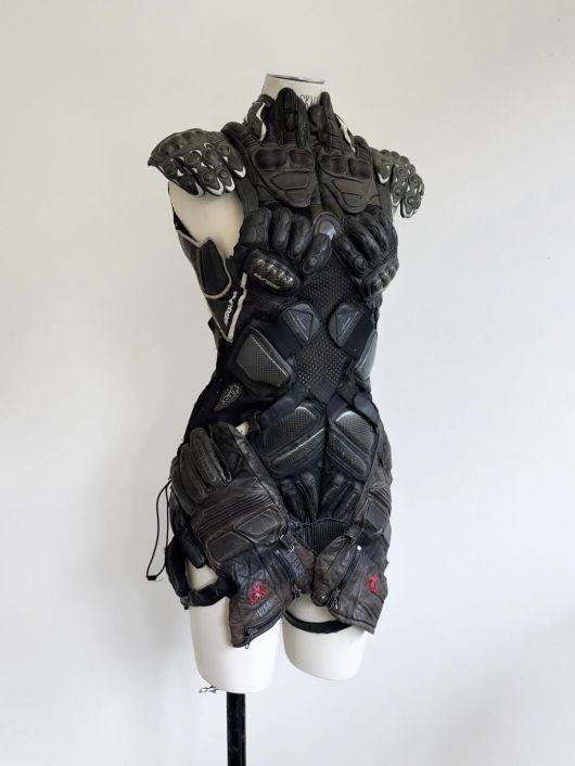 뮤직 비디오 '뛰어(Jump)'에서 지수가 입은 세발리(Sevali) 의 업사이클드 글로브 드레스. @sevali