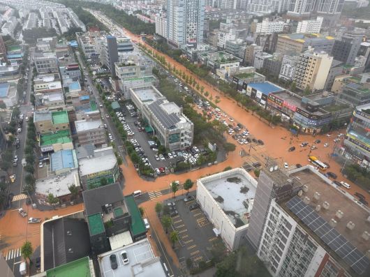 전날 시간당 최대 80㎜ 폭우가 쏟아져 물에 잠긴 광주광역시 광산구 첨단 사거리 도로./뉴스1