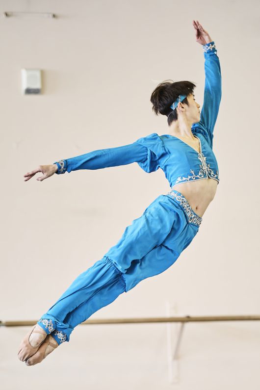 클레식 발레 걸작 '라 바야데르'로 전막 주역 데뷔를 앞두고 '마린스키 발레' 연습실에서 마지막 점검 중인 발레리노 전민철. /사진가 미하일 빌추쿠크, 마린스키 발레