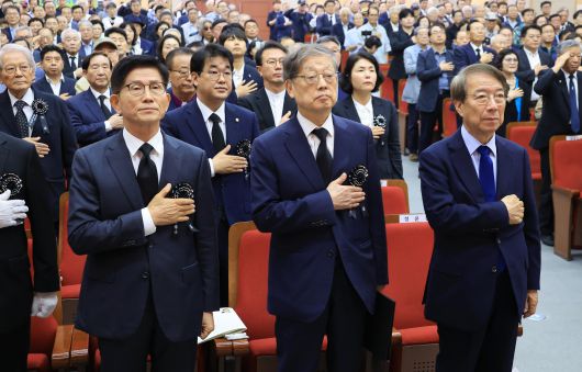 19일 서울 동작구 국립현충원 현충관에서 열린 이승만 전 대통령 서거 60주기 추모식에서 정운찬 전 국무총리(오른쪽부터), 김황식 이승만건국대통령기념사업회 이사장, 김문수 상임고문이 국기에 경례하고 있다. /연합뉴스