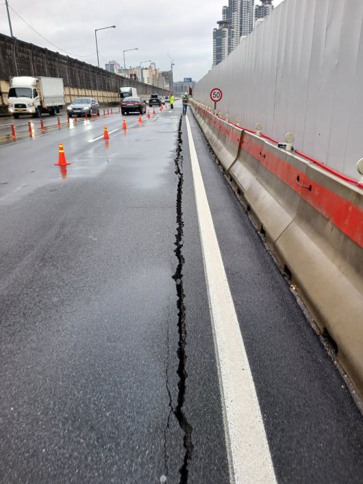 19일 인천소방본부에 따르면 이날 오전 8시30분쯤 인천대로 인천방향 2차로 우측부에서 약 30m 수직균열이 발생했다./인천소방본부