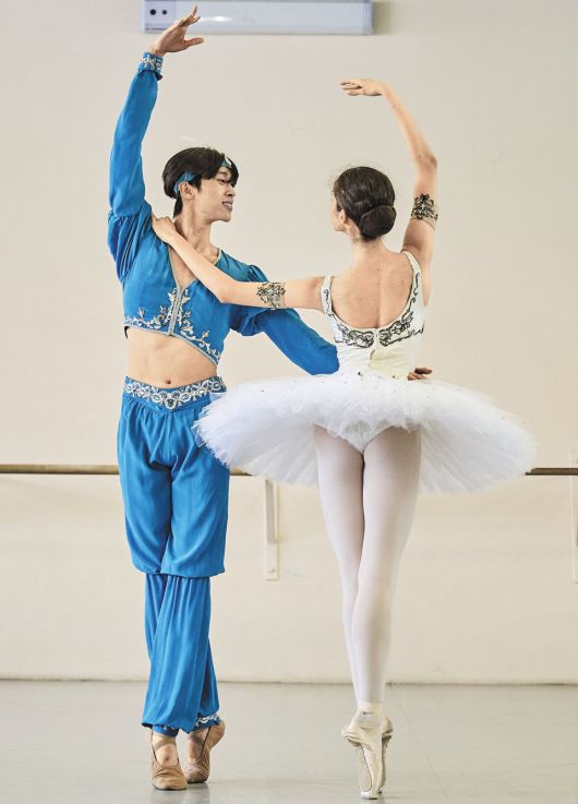 17일 클래식 발레 '라 바야데르'의 주역 '솔로르'로 '마린스키 발레' 입단 뒤 첫 전막 데뷔 무대를 가진 발레리노 전민철(왼쪽)이 전날 상대역 수석 무용수 나데즈다 바토에바와 호흡을 맞추고 있다. /사진가 미하일 비추쿠크, 마린스키극장