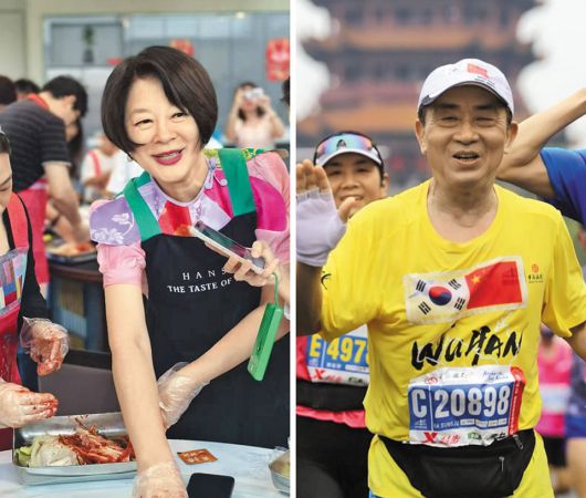 하성주 중국 우한 총영사 부부는 재임 2년 반 동안 적극적으로 중국인들에게 다가갔다. 아내 이채경씨는 김치 담그기 봉사를 하며 한국 문화를 알렸다(왼쪽). 하 총영사는 여러 차례 마라톤을 완주하며 우한 주민들과 어울렸다. /하성주 우한 총영사
