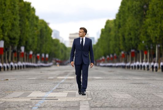 에마뉘엘 마크롱 프랑스 대통령이 14일 프랑스 최대 국경일인 혁명기념일 군 퍼레이드를 지켜보기 위해 도착한 모습. /AFP 연합뉴스