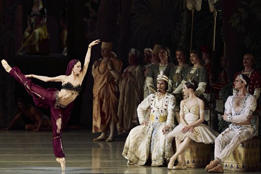 17일(현지시각) '마린스키 발레'의 '라 바야데르' 공연에서 힌두 사원의 아름다운 무희 '니키아'로 '솔로르' 전민철과 호흡을 맞춘 수석 무용수 나데즈다 바토에바(맨 왼쪽). 이전 공연 모습. /마린스키 발레