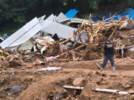 20일 오전 경남 산청군 산청읍 내부마을. 전날 시간당 100mm에 가까운 폭우로 산사태가 나면서 흙과 바위 등이 마을을 덮쳐 마을 주민 3명이 숨졌다. 경찰이 사고 현장을 감식하고 있다./산청=김준호 기자