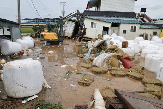 지난 18일 오전 충남 예산군 고덕면 용리에서 주민들이 수해복구를 하고 있다. /뉴스1