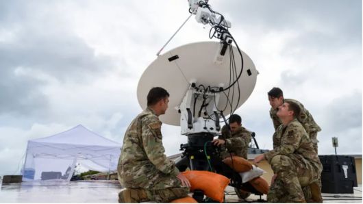 미 우주군의 리졸루트 스페이스 훈련에 참가한 전자전 부대 장병들이 7월12일 괌 앤더슨 공군기지에서 안테나 장비를 점검하고 있다. /미 공군