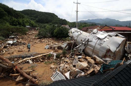 20일 경남 산청군 산청읍 외정마을에 폭우와 산사태로 토사가 흘러내려 주택 등이 파손되는 등 아수라장을 방불케 하고 있다. /뉴스1