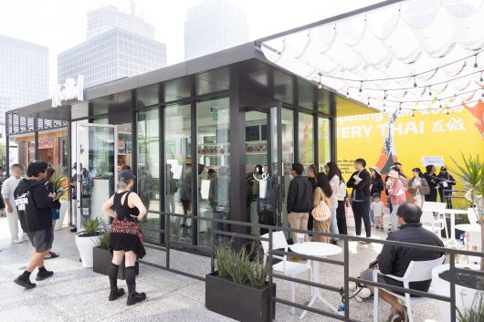 미국 로스엔젤레스 노티드 1호점 앞에 긴 대기줄이 형성돼 있다./노티드