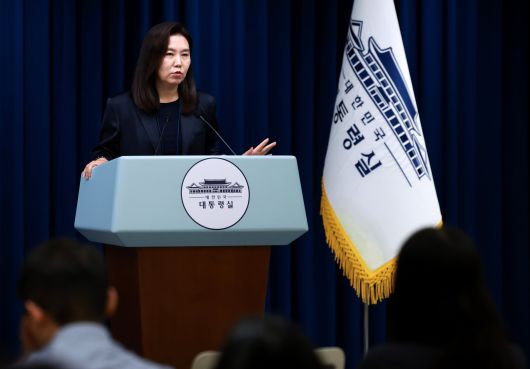 강유정 대통령실 대변인이 21일 서울 용산 대통령실 청사에서 현안 브리핑을 마친 뒤 취재진 질문에 답하고 있다./연합뉴스
