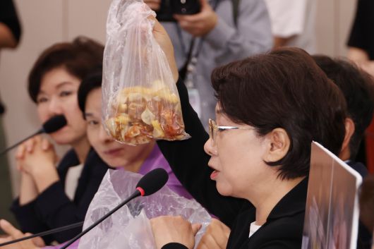 국민의힘 이달희 의원이 14일 국회 여성가족위원회에서 열린 강선우 여성가족부 장관에 대한 인사청문회에서 음식물 쓰레기를 들어보이며 갑질 의혹 관련해 질문하고 있다./연합뉴스