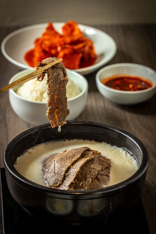 서울 서초구 '거대곰탕 서초점'의 고기곰탕(뽀얀곰탕)./이신영 영상미디어 기자