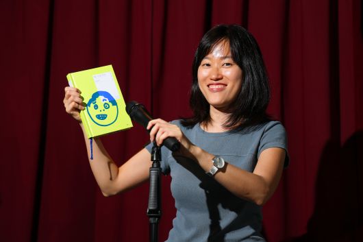 책 표지에는 그림 '바보 친구'가 그려져 있다. 한쪽 눈썹은 내려가 있고 다른쪽 눈썹은 올라가 있다. 웃는지 우는지 모르겠는 표정. 원소윤은 이 그림이 소설 속 '소윤' 같다고 했다. 또 다른 소윤에게 마이크를 돌린 원소윤의 모습./장련성 기자