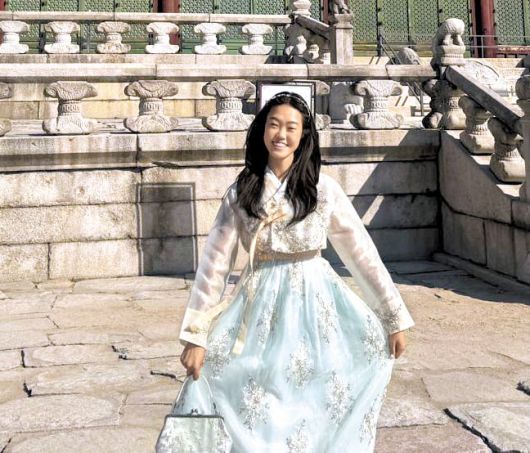 한복 입고 경복궁 나들이 그레이스 김이 작년 10월 서울 나들이 때 경복궁 근정전 앞에서 찍은 사진. 그는 “한복은 정말로 예쁘다”고 했다./그레이스 김 제공