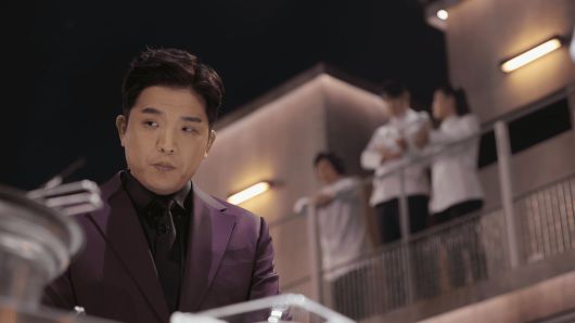 안성재 심사위원이 흑수저(신예) 요리사들을 심사하는 모습을 백수저(고수) 요리사들이 지켜보고 있다. /넷플릭스 '흑백요리사'