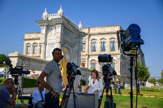 23일 러시아와 우크라이나 대표단 간 3차 평화회담이 열린 튀르키예 이스탄불 치라안 궁전 앞에서 취재진이 생중계 준비를 하고 있다. /AFP 연합뉴스