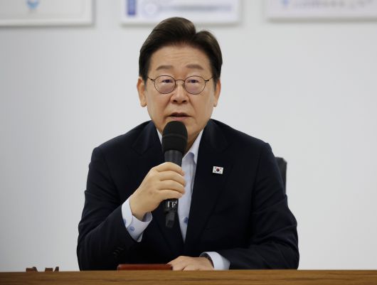 이재명 대통령이 25일 경기 시흥시 SPC 삼립 시화공장에서 열린 산업재해 근절 현장 간담회에서 발언하고 있다./연합뉴스