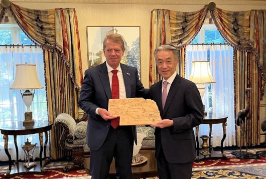 미국 네브래스카주를 방문한 야마다 시게오 주미 일본 대사(오른쪽)가 공화당 소속 짐 필렌 주지사와 기념 촬영을 하고 있다. /주미 일본대사관