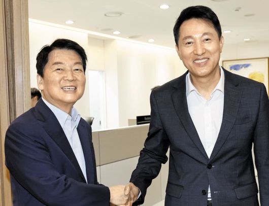 安·吳 '당 혁신' 공감대 - 국민의힘 당대표 선거에 출마한 안철수(왼쪽) 의원이 24일 서울시청에서 오세훈 서울시장과 오찬 회동을 앞두고 악수를 하고 있다. 두 사람은 당 혁신에 대한 공감대를 나눴다고 밝혔다. /김지호 기자