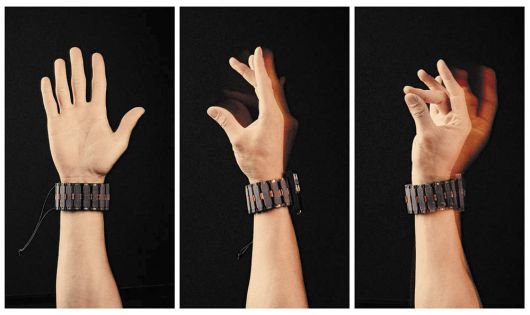 팔뚝 근육의 전기 신호를 감지해 컴퓨터, 스마트폰 등 전자기기를 제어하는 메타의 손목밴드. 손목을 돌려 화면의 커서를 조작하고, 공중에 손글씨를 써 컴퓨터에 글자를 나타낼 수 있다. /메타